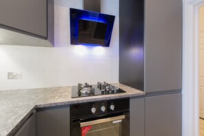 Een koelkast, een oven, een vaatwasser, een koffiezetapparaat/waterkoker