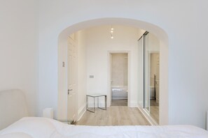 2 bedrooms, iron/ironing board, WiFi