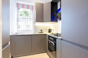 Réfrigérateur, four, lave-vaisselle, cafetière/bouilloire