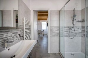 Een douche, een haardroger, een bidet, handdoeken