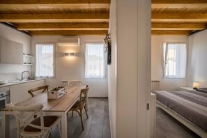 2 Schlafzimmer, Schreibtisch, Reisekinderbett, kostenloses WLAN