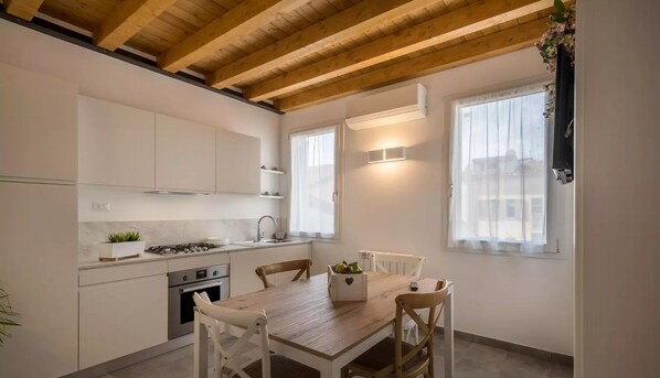 Frigorifero, forno, piano cottura, lavastoviglie