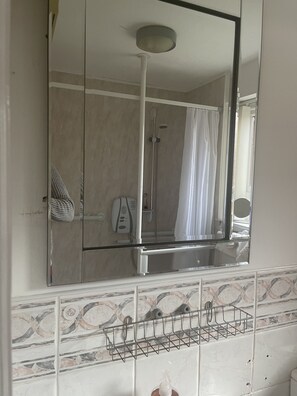 Departamento de diseñador | Baño | Amenidades de baño gratuitas, secadora de cabello, toallas, jabón 