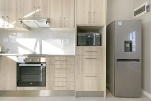 ثلاجة، ميكروويف، فرن، موقد طهي مسطح