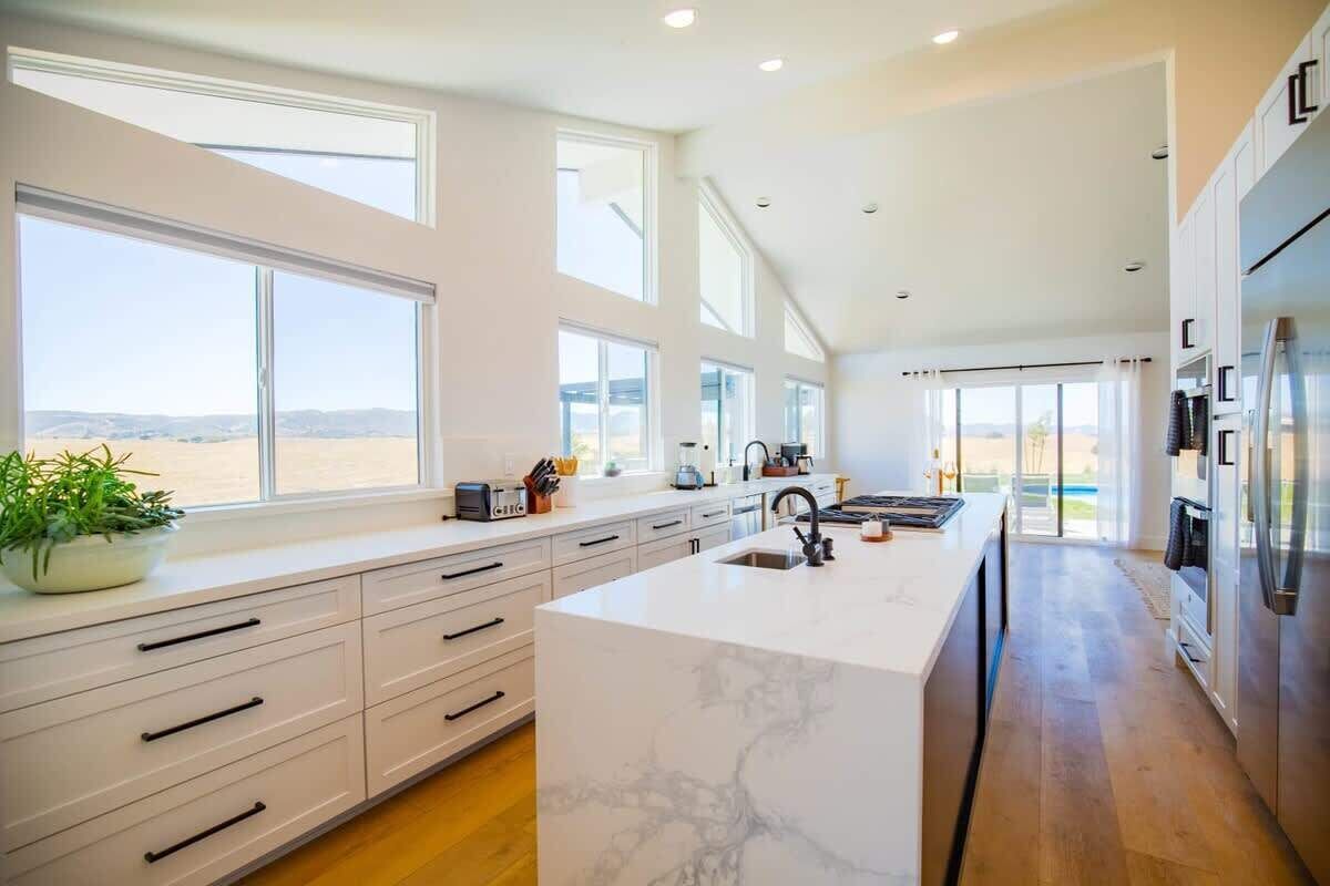 Full-size fridge, microwave, oven, stovetop