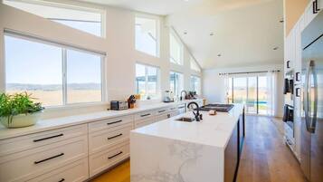 Refrigerador con freezer, microondas, horno, placa de cocina