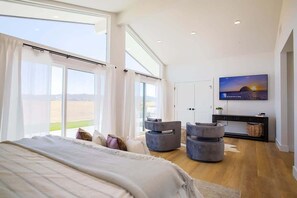 5 makuuhuonetta, työpöytä, silitysrauta/-lauta, vauvan matkasänky