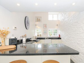 Fridge, dishwasher, electric kettle, toaster - Quay House (St Austell)