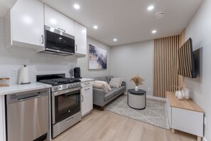 ثلاجة، ميكروويف، فرن، موقد طهي مسطح