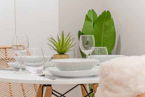 Urban 2BR Suite • 14mins to the Airport • 20mins to Downtown