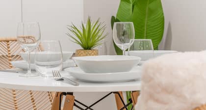 Urban 2BR Suite • 14mins to the Airport • 20mins to Downtown