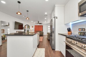 Een koelkast, een magnetron, een oven, een kookplaat