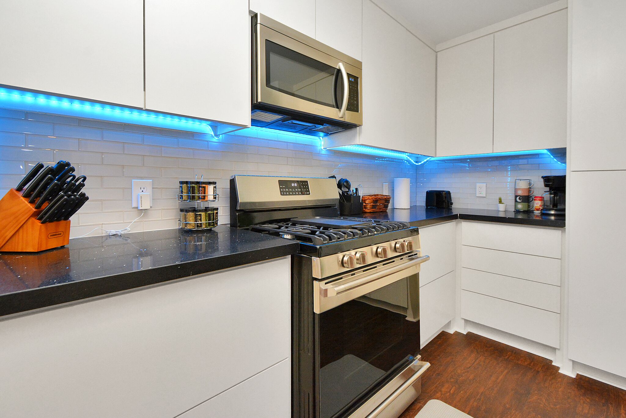 雪櫃、微波爐、焗爐、爐具