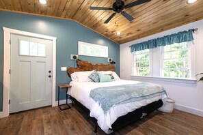 1 chambre, bureau, fer et planche à repasser, lit parapluie