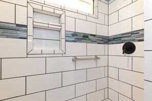 Douche, sèche-cheveux, serviettes fournies, savon
