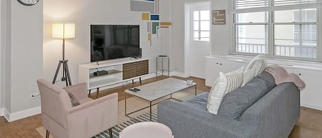Smart TV, libros y monitor de computadora