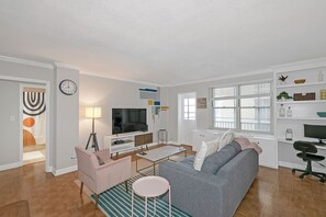 Smart TV, libri, monitor per computer