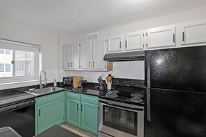 Fridge, microwave, oven, stovetop - High Serenity condo in the center of Atlanta (Atlanta)