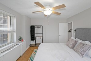 1 camera, una scrivania, ferro/asse da stiro, culla da viaggio