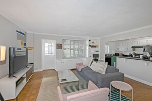 Smart TV, libri, monitor per computer