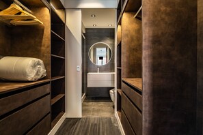 Een douche, een haardroger, handdoeken