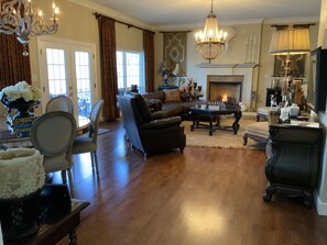 Smart TV, fireplace, DVD player, books - Guard gated community, spacious, clean and updated  Available for Balloon Fiesta (Albuquerque)