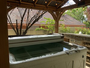 Outdoor spa tub - Guard gated community, spacious, clean and updated  Available for Balloon Fiesta (Albuquerque)