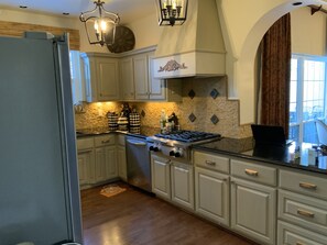 Fridge, microwave, oven, stovetop - Guard gated community, spacious, clean and updated  Available for Balloon Fiesta (Albuquerque)
