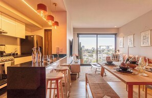 Frigorifero, microonde, forno, piano cottura