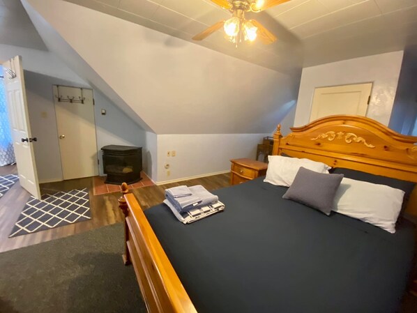 1 室のベッドルーム、デスク、アイロン / アイロン台、WiFi (無料)