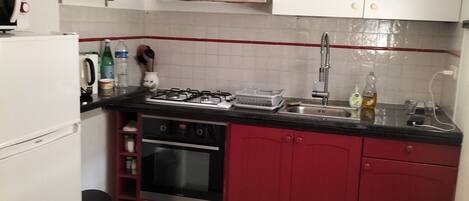 Frigorifero, microonde, forno, piano cottura