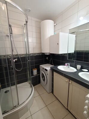 Combined shower/bathtub