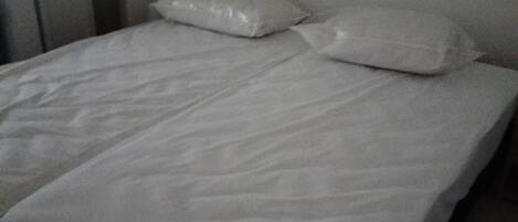 2 makuuhuonetta, silitysrauta/-lauta, Wi-Fi