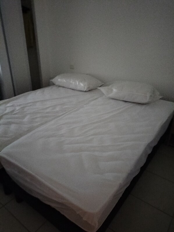 2 bedrooms, iron/ironing board, WiFi