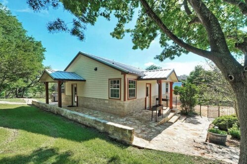 Buda Garden Getaway, 2 Bed room,  15 min from Downtown Austin