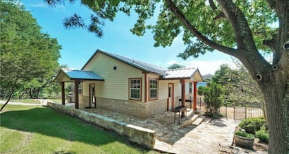 Buda Garden Getaway, 2 Bed room, 15 min from Downtown Austin
