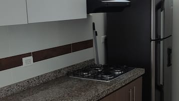 Micro-ondes, batterie de cuisine, vaisselle et ustensiles