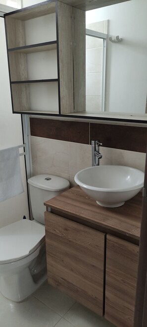 Suihku, pyyhkeet, vessapaperi