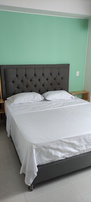 1 dormitorio, escritorio, wifi gratis y ropa de cama