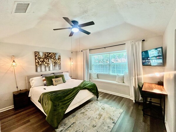 3 soverom, skrivebord, strykejern/-brett og reiseseng for barn