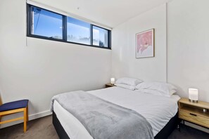 1 habitación, escritorio, tabla de planchar con plancha y wifi 