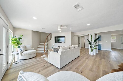 Lakefront Getaway with Pier and Pool