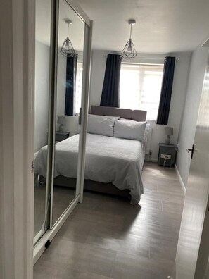 2 soverom, strykejern/-brett, wi-fi (inkludert) og sengetøy