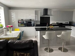 Kjøleskap, mikrobølgeovn, ovn og kokeplater