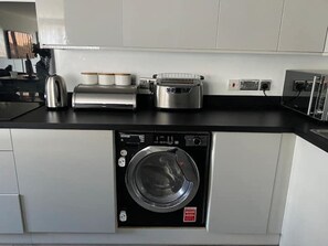 ثلاجة، ميكروويف، فرن، موقد طهي مسطح