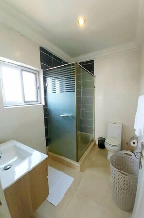 Combined shower/bathtub - Spacious 3Bdrm Apartment in a East Legon (Accra)