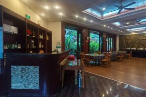 Bar (trong khuôn viên)