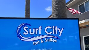 A sign for Surf City Inn & Suites with a website URL. - 2 Room Suite - Indoor Pool and Spa - Walk to the Boardwalk (Santa Cruz)