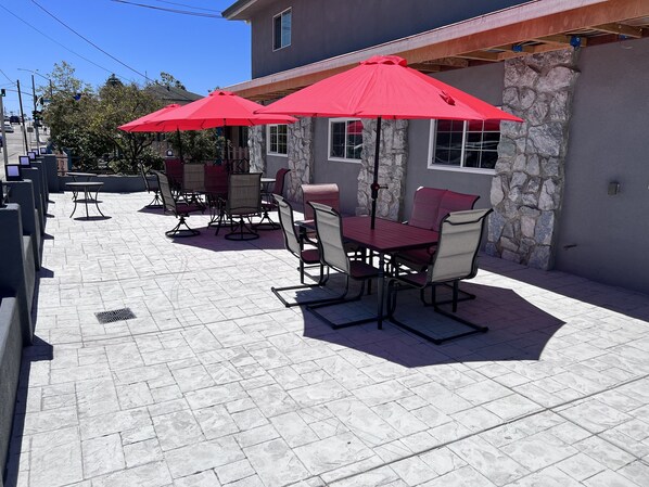 Outdoor dining - 2 Room Suite - Indoor Pool and Spa - Walk to the Boardwalk (Santa Cruz)