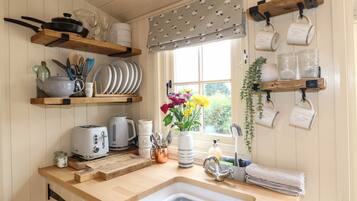 Cottage | Private kitchen | Fridge, electric kettle, toaster, cookware/dishes/utensils